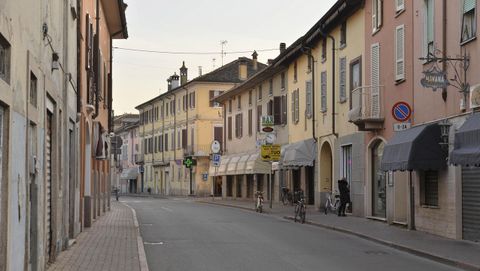 Imagen de una calle casi desierta en Lombarda 