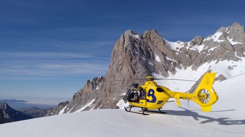 El helicptero de rescate del Servicio de Emergencias del Principado, sobre la nieve