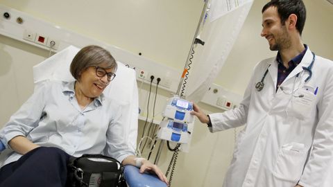 Maite va cada dos semanas al hospital de día del Álvaro Cunqueiro a recibir un tratamiento para sustituir la proteína que su hígado no produce. En la imagen, con el neumólogo Ramón Tubío