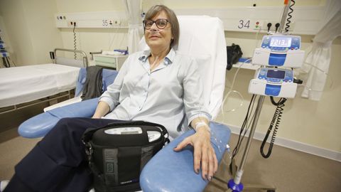 Tiene que estar las 24 horas conectada a una máquina de oxígeno. Si sale de casa, lleva una portátil