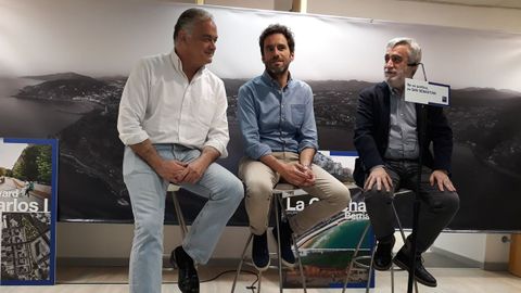 Juan Carlos Cano, primero por la derecha, con Borja Samper y Esteban González Pons en un acto celebrado en San Sebastián el pasado mes de mayo