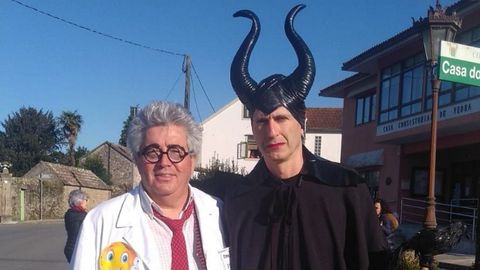 El alcalde de Vedra, Carlos Martínez (PP), disfrazado (de negro)