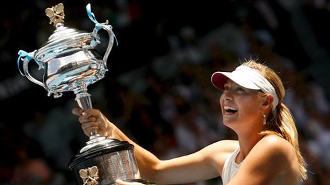 Levanta el trofeo ganado en el Abierto de Australia disputado en el 2008.
