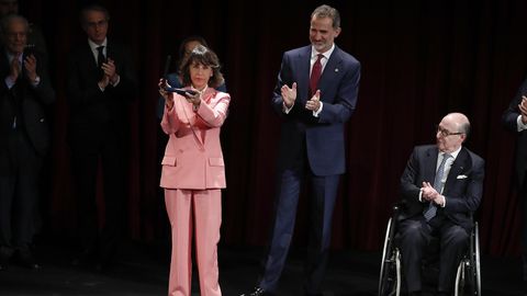La hija de Plácido Arando, Maite Arango recibe de manos del rey Felipe VI junto al presidente del Círculo de Empresarios, John de Zulueta Greenebaum durante el acto de entrega a título póstumo del premio «Reino de España a la trayectoria empresarial» a Plácido Arango celebrado en el Museo del Prado en Madrid