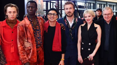 Burhan Quarbani (con bufanda roja), con el reparto de la película