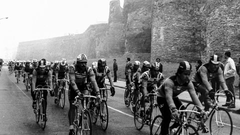 El 22 de abril de 1982 los ciclistas salieron de Lugo en dirección Gijón con una neutralizada por la Muralla romana