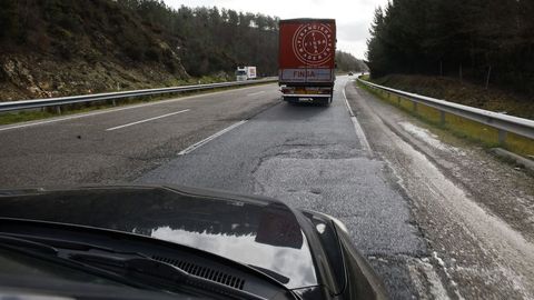 Subida a O Cereixal, en Becerreá, con el carril derecho lleno de grietas y baches