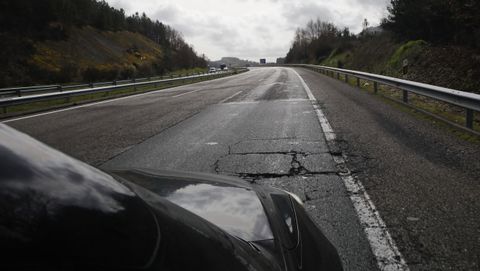 Subida a O Cereixal, en Becerreá, con el carril derecho lleno de grietas y baches