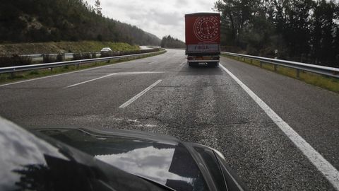 Subida a O Cereixal, en Becerreá, con el carril derecho lleno de grietas y baches