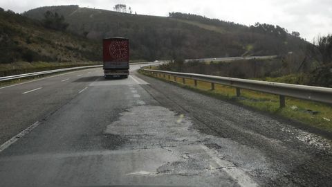 Subida a O Cereixal, en Becerreá, con el carril derecho lleno de grietas y baches