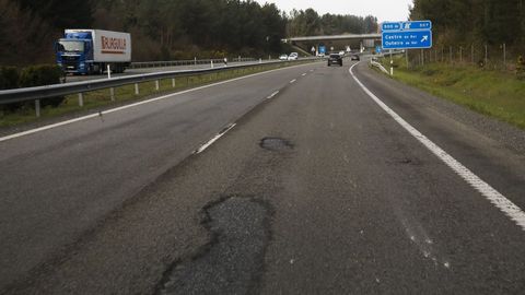 Baches en el entorno de la salida y entrada de Outeiro de Rei