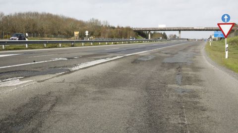 Baches en el entorno de la salida y entrada de Outeiro de Rei