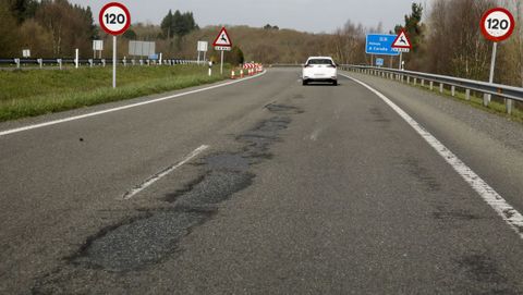 Baches en el entorno de la salida y entrada de Outeiro de Rei y hacia Rábade