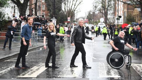 El príncipe Harry, con el cantante Jon Bon Jovi en el famoso paso de cebra de Abbey Road