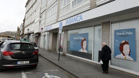 Oficina principal de Abanca en Viveiro, que, según indica en su página web, cuenta con 16 sucursales en A Mariña