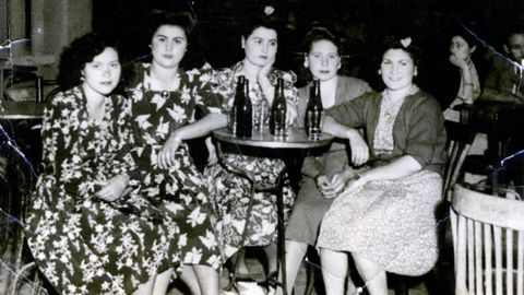 Detalle de una terraza de un bar en las fiestas del Carmen del año 1946, en el barrio de la Estación