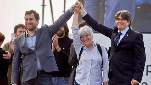 Los exconsejeros Toni Comín y Clara Ponsatí y el expresidente Puigdemont, todos ellos huidos de la Justicia española, ayer en la localidad francesa de Perpiñán