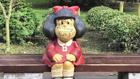 La estatua de Mafalda, llena de pintadas
