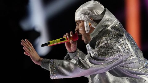 Bad Bunny durante la actuación de la Super Bowl
