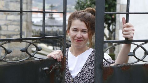 Sara Carmona Lladó, retratada a las puertas del cementerio de Pontedeume, que le inspiró uno de los poemas de su libro «La luz que se demora»