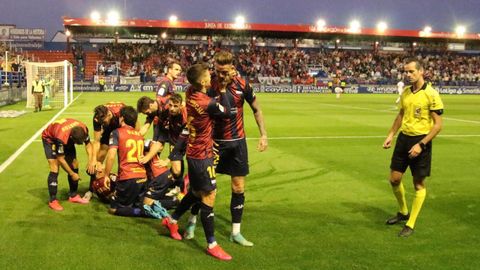 Los jugadores del Extremadura celebran un gol al Mirands