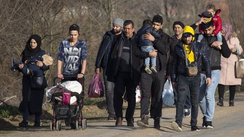 Un grupo de migrantes de camino a la ciudad turca fronteriza Edirne