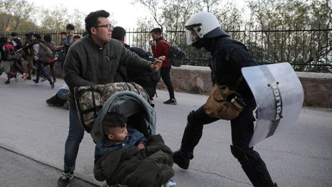 La policia disperas a un grupo de refugiados llegados al puerto de Mitilene, en la isla de Lesbos