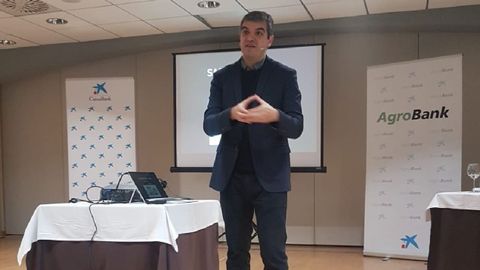 Ferran Centelles durante su conferencia en el balneario de Pantón
