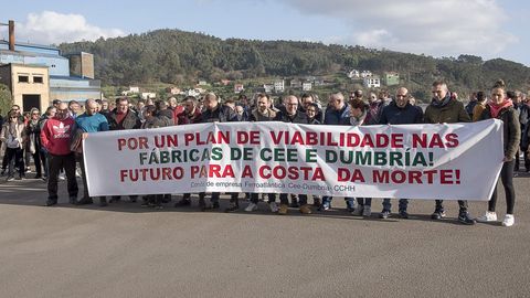 Protesta de los trabajadores de las fábricas de Xeal (antes, Ferroatlántica) en Cee y Dumbría