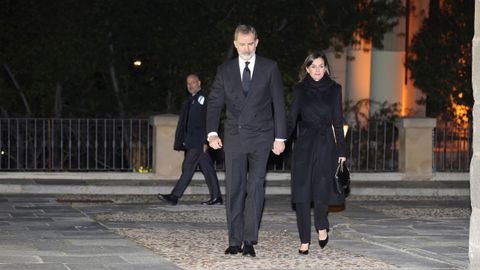 Los Reyes Felipe y Letizia, a su llegada este miércoles al funeral del empresario Plácido Arango, fallecido el pasado 17 de febrero a los 88 años, en la iglesia de Los Jerónimos. EFE/JUANJO MARTÍN