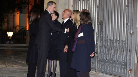 Los Reyes Felipe y Letizia saludan a la familia del empresario Plácido Arango, fallecido el pasado 17 de febrero a los 88 años, a su llegada al funeral este miércoles en la iglesia de Los Jerónimos. EFE/JUANJO MARTÍN
