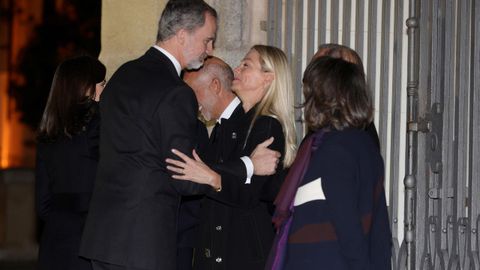 Los Reyes Felipe y Letizia saludan a la familia del empresario Plácido Arango, fallecido el pasado 17 de febrero a los 88 años, a su llegada al funeral este miércoles en la iglesia de Los Jerónimos. EFE/JUANJO MARTÍN