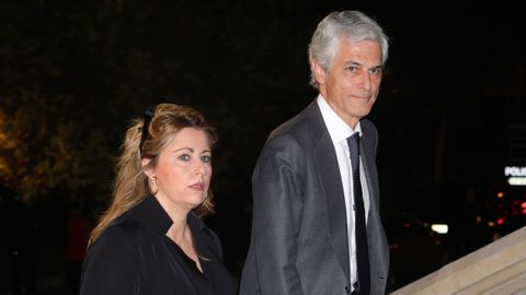 El diputado del PP Adolfo Suárez Illana y su esposa Isabel Flores asisten este miércoles al funeral del empresario Plácido Arango, fallecido el pasado 17 de febrero a los 88 años. EFE/JUANJO MARTÍN