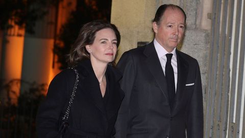 El príncipe Konstantin de Bulgaria, junto a su esposa María García de la Rasilla, asisten este miércoles al funeral del empresario Plácido Arango, fallecido el pasado 17 de febrero a los 88 años. EFE/JUANJO MARTÍN