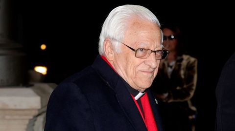 El sacerdote y filántropo católico español, más conocido como padre Ángel, asiste este miércoles al funeral del empresario Plácido Arango, fallecido el pasado 17 de febrero a los 88 años. EFE/JUANJO MARTÍN