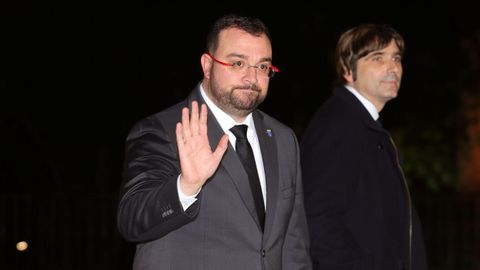 El presidente del Principado de Asturias, Adrián Barbón, asiste este miércoles al funeral del empresario Plácido Arango, fallecido el pasado 17 de febrero a los 88 años. EFE/JUANJO MARTÍN