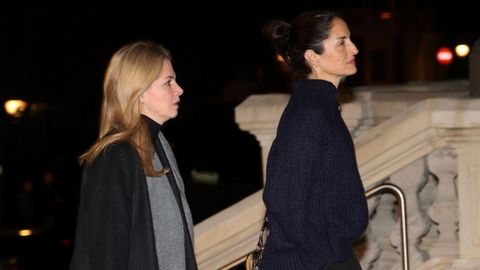 La hija de la diseñadora de moda Carolina Herrera, Carolina A. Herrera (d), y la escritora mexicana, Genoveva Casanova (i), asisten este miércoles en la Iglesia de los Jerónimos al funeral del empresario Plácido Arango, fallecido el pasado 17 de febrero a los 88 años. EFE/JUANJO MARTÍN