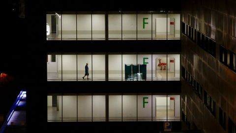 Un hombre pasea por una planta del Hospital Álvaro Cunqueiro