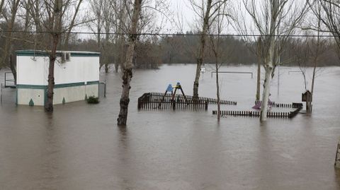 El río Támega inundó el área recreativa de Rabal (en el Concello de Oímbra) en diciembre