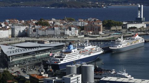 Dos cruceros, atracados en el muelle de Trasatlánticos de A Coruña.