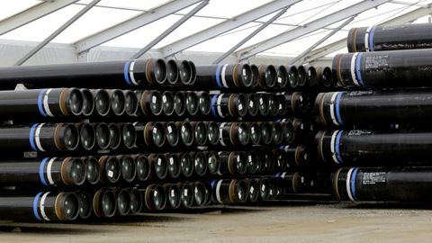 Tuberías para el futuro oleoducto de Repsol almacenadas en Punta Langosteira