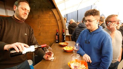 Las bodegas ocupan los típicos puestos de madera en forma de tonel