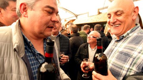 Dos de los visitantes que se acercaron a probar los vinos de la zona en la jornada del sábado