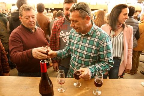 En la feria se pueden adquirir catavinos en los que probar los tintos de las últimas cosechas