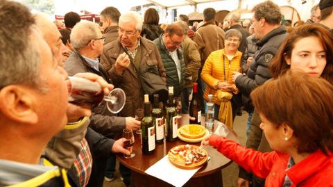 Una pandilla degusta unas raciones de pulpo con los vinos en el recinto ferial