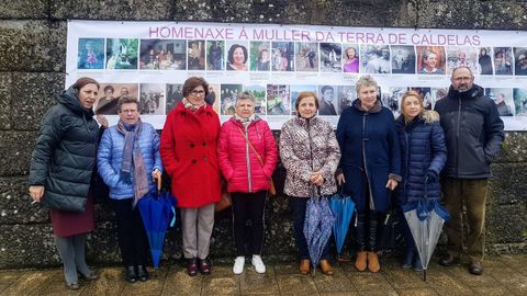 8M en Castro Caldelas.Un panel con la imagen de 37 mujeres en el muro de la Praza do Prado reivindica a las trabajadoras
