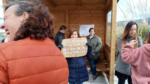 8M en Nogueira de Ramuín.As mulleres de Loureiro saíron en manifestación no 2019 co lema de que tamén elas querían ir ao único bar do pobo. Un ano despois a convocatoria medrou en participación, mantendo o mesmo espíritu festivo e reivindicativo