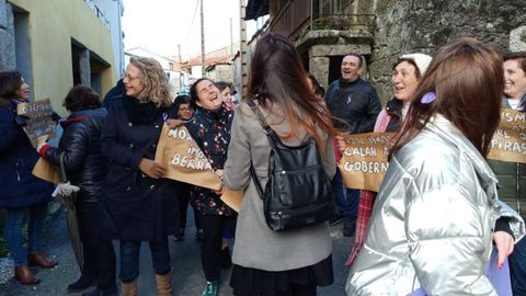 8M en Nogueira de Ramuín.As mulleres de Loureiro saíron en manifestación no 2019 co lema de que tamén elas querían ir ao único bar do pobo. Un ano despois a convocatoria medrou en participación, mantendo o mesmo espíritu festivo e reivindicativo