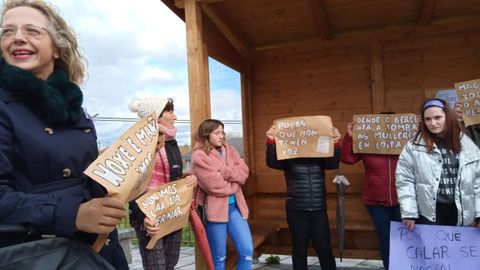 8M en Nogueira de Ramuín.As mulleres de Loureiro saíron en manifestación no 2019 co lema de que tamén elas querían ir ao único bar do pobo. Un ano despois a convocatoria medrou en participación, mantendo o mesmo espíritu festivo e reivindicativo