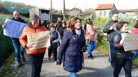 8M en Nogueira de Ramuín.As mulleres de Loureiro saíron en manifestación no 2019 co lema de que tamén elas querían ir ao único bar do pobo. Un ano despois a convocatoria medrou en participación, mantendo o mesmo espíritu festivo e reivindicativo